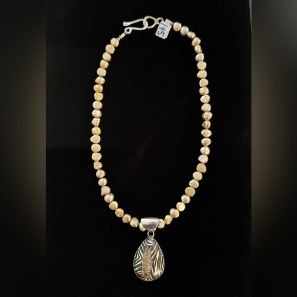 Jewelry - NWOT Freshwater Pearl Necklace with Faux Geode Pendant